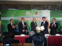 MOU signing and plaque-unveiling ceremony of the NTU-CUHK Collaborative Clinical Research Centre. (From left) Prof. Chen Ming-Fong, Superintendent, Taiwan University Hospital; Prof. Yang Pan-Chyr, Dean, College of Medicine, Taiwan University; Prof. Lee Si-Chen, President of NTU; Prof. Joseph Sung, Vice-Chancellor of CUHK; and Prof. Fok Tai-fai, Dean of Medicine, CUHK